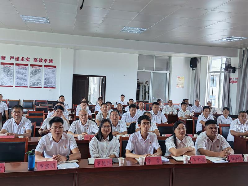 集中观看警示教育片.jpg